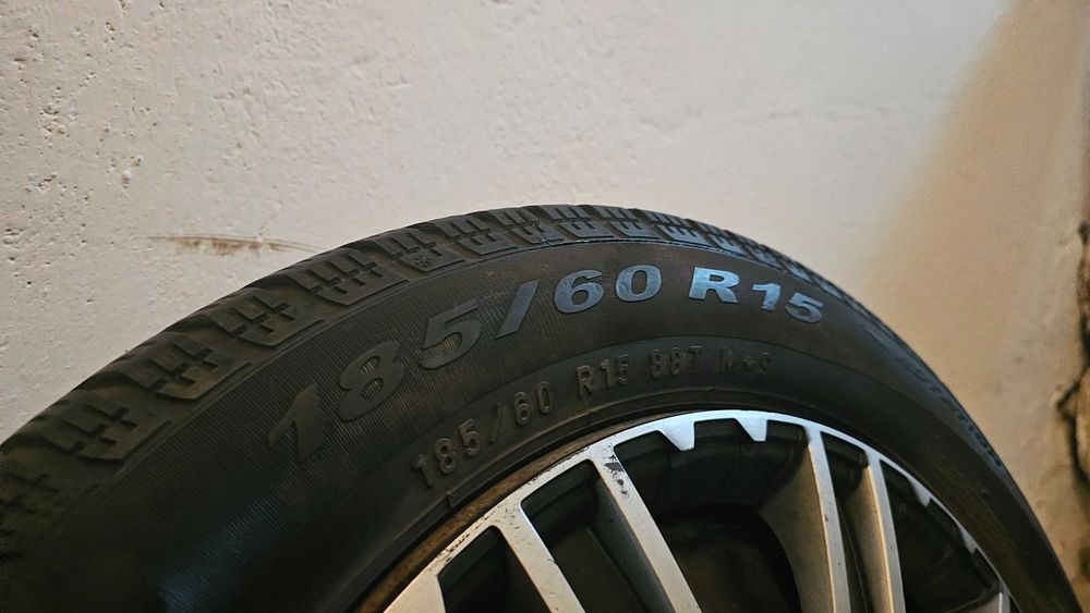 Koła zimowe Škoda Fabia 185/60 R15 Pirelli, kołpaki gratis!