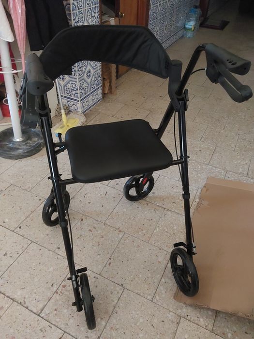Cadeira auxiliar para pessoas mobilidade reduzida