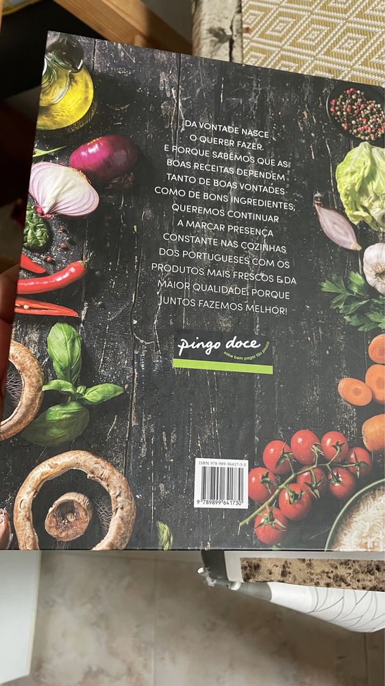 Livro de receitas à mesa com o pingo doce