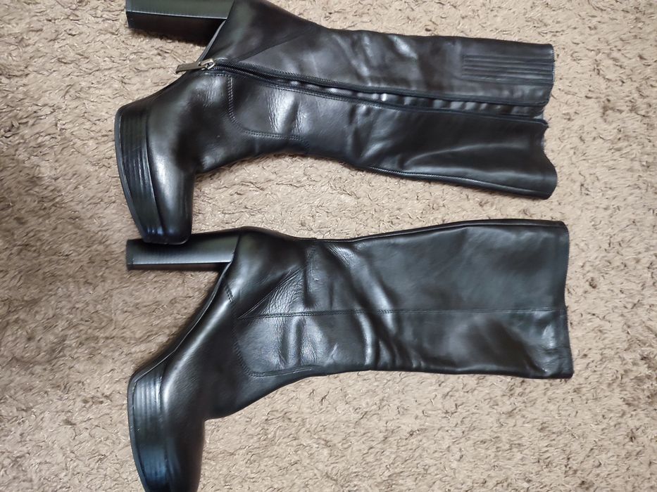 Жіночі шкіряні сапоги.