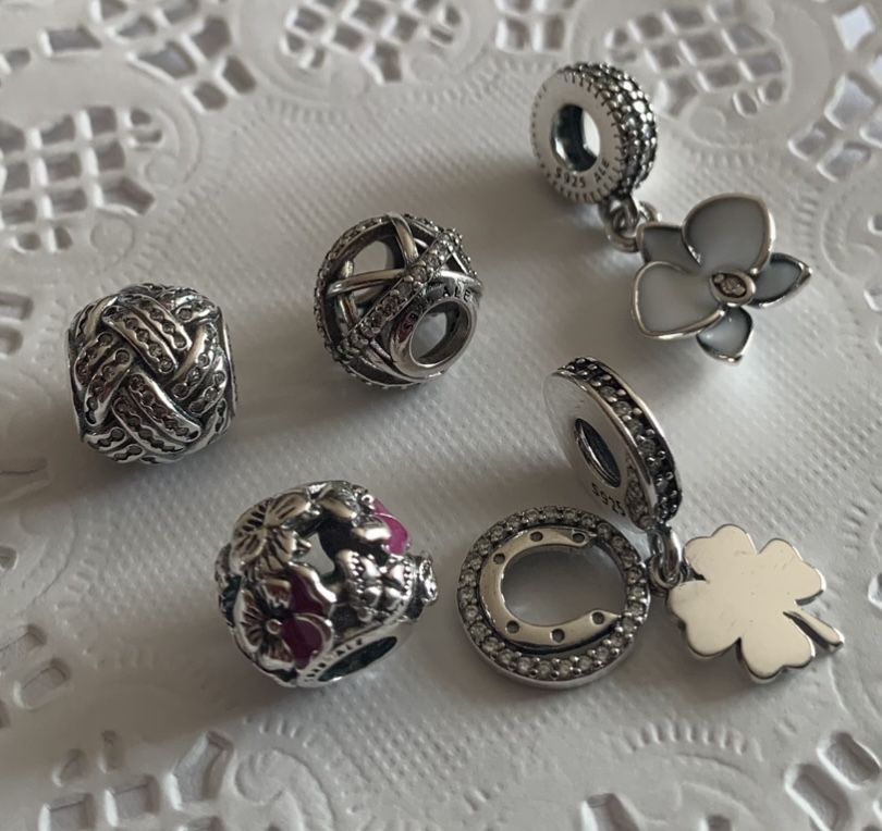 Charms do bransoletek Pandora Moments