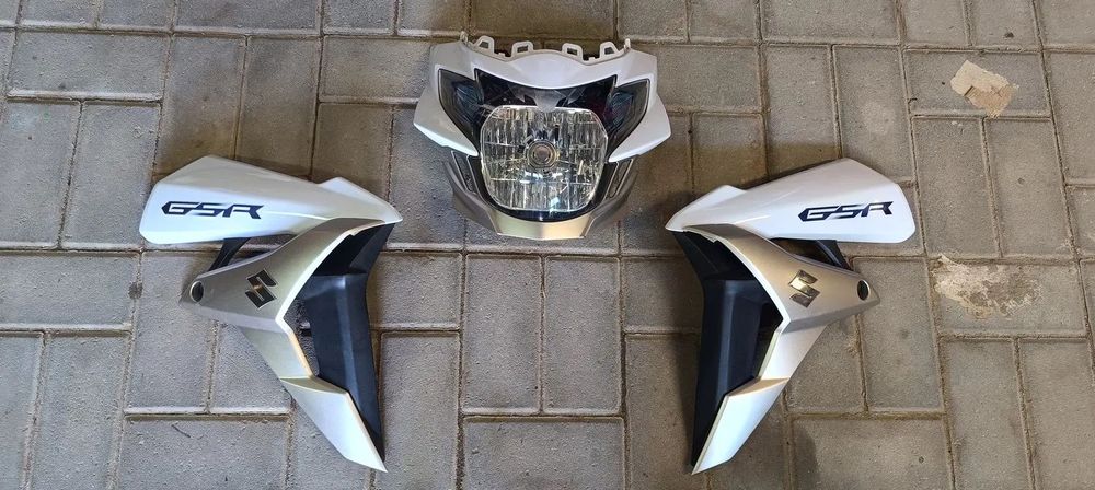 SUZUKI GSR 750 LAMPA PRZÓD REFLEKTOR CZASZA OWIEWKA BOCZEK