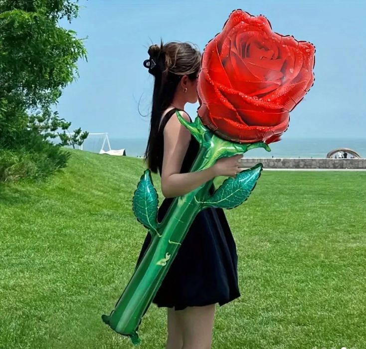 Balon foliowy gigantyczna róża 150 cm + słomka do dmuchania