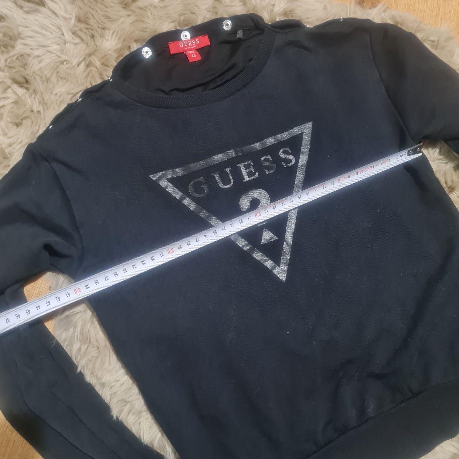 Guess czarna bluza crop top z dużym logo r. XS można nosić na 2 sposob