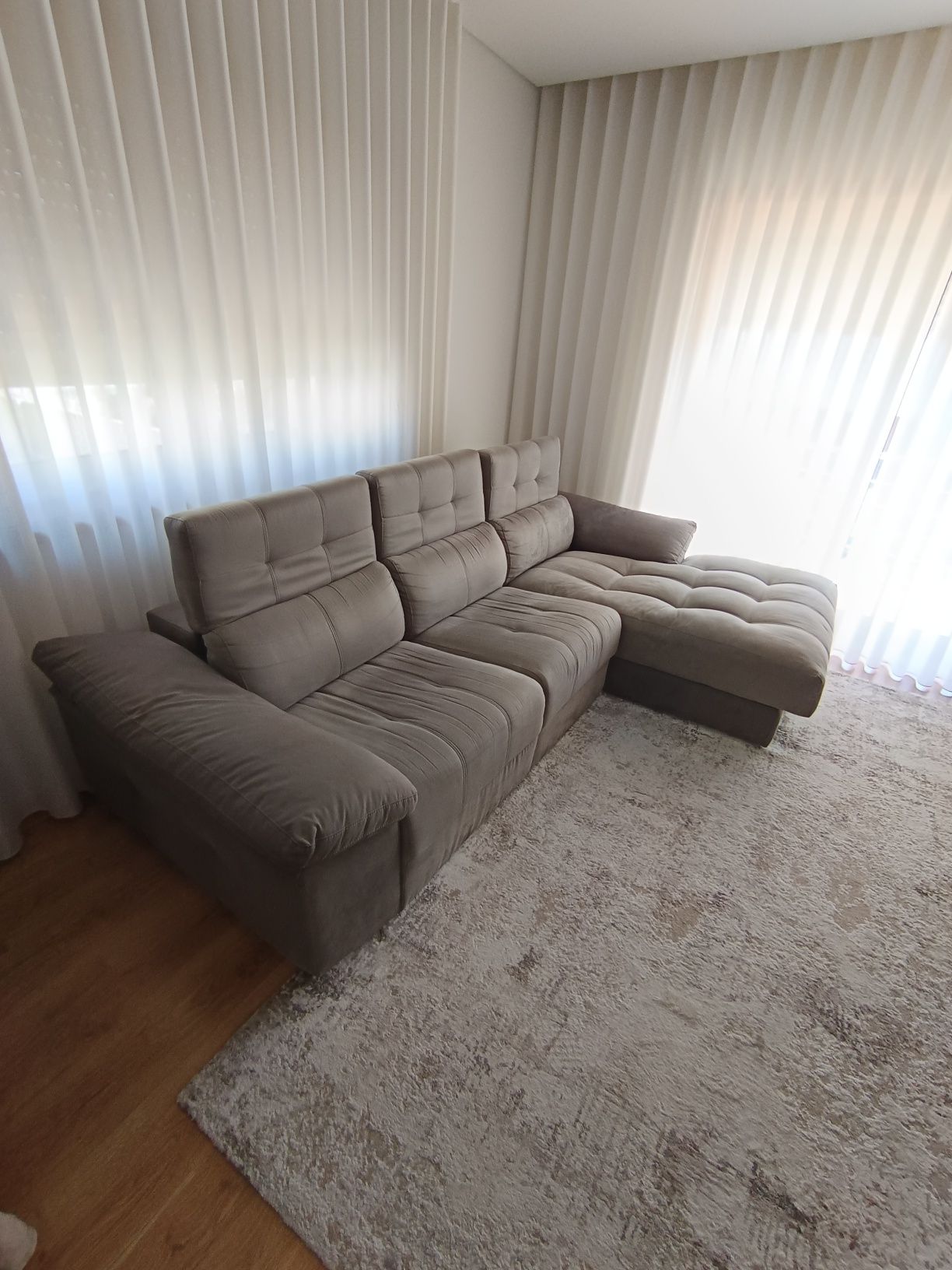 Sofá com chaise longue