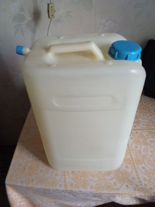 Канистра с лейкой, объем 20 л, новая