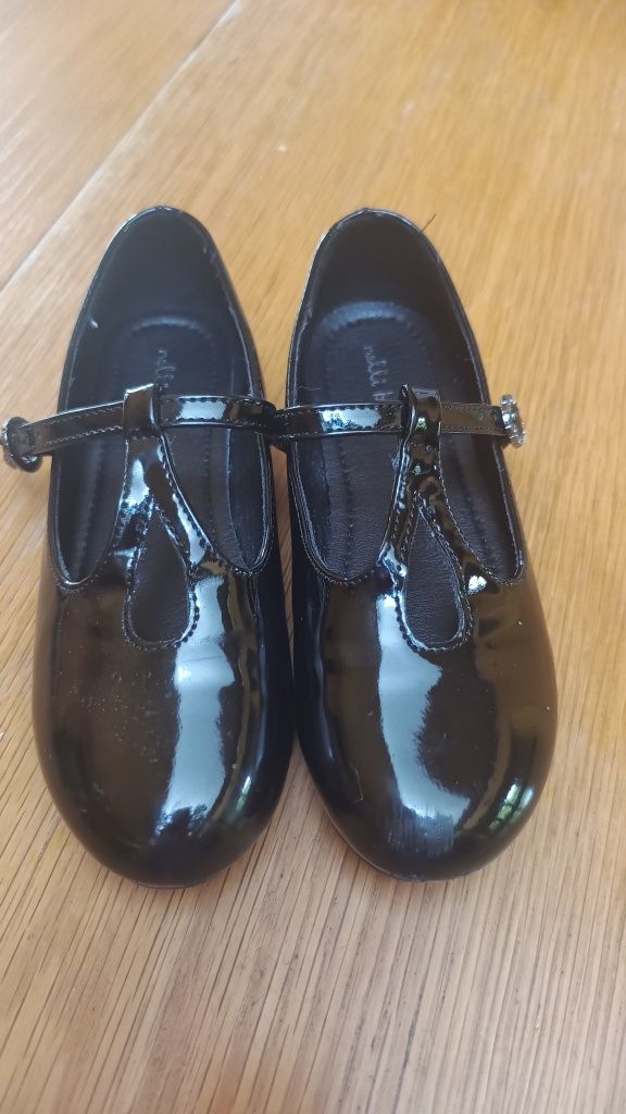 Czarne lakierowane buty dziewczęce