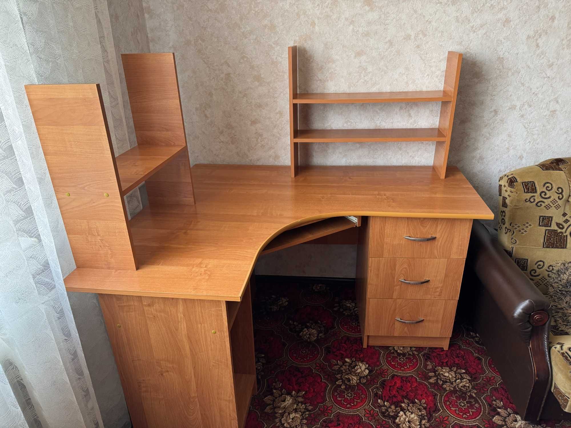 Комп'ютерний стіл