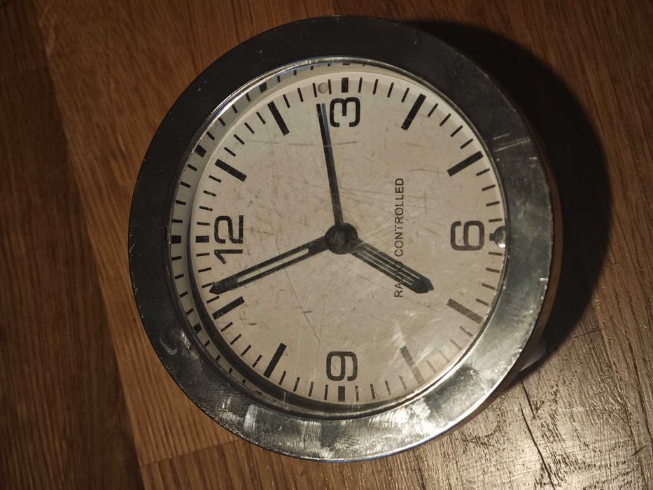 Radiobudzik TCM Tchibo, analogowy, funkcja drzemki, srebrno-biały