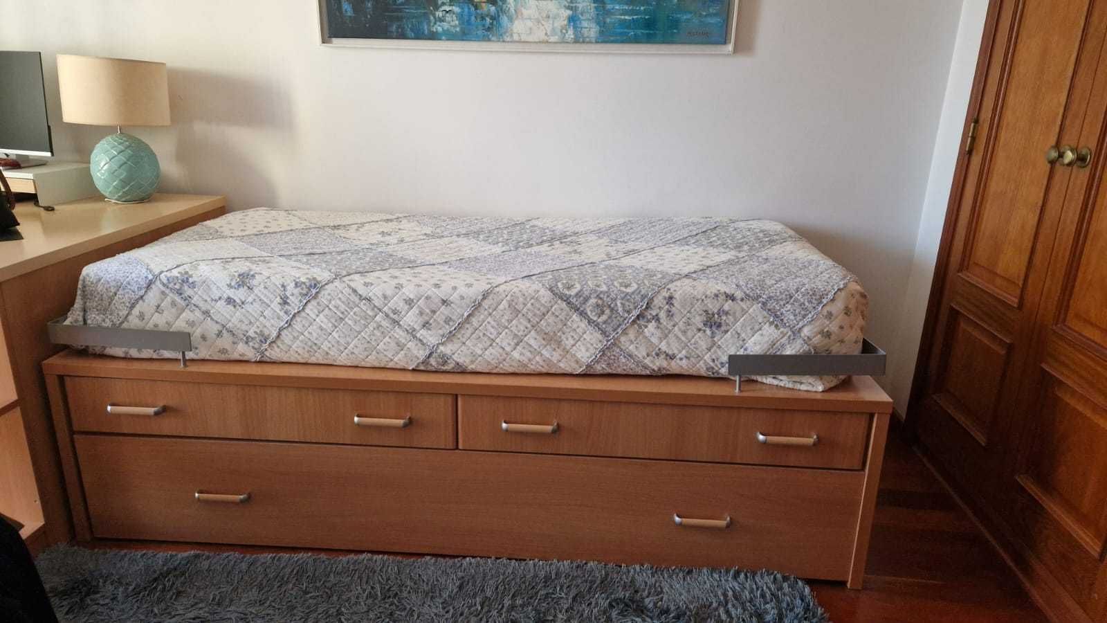 Cama de solteiro com gavetão-cama