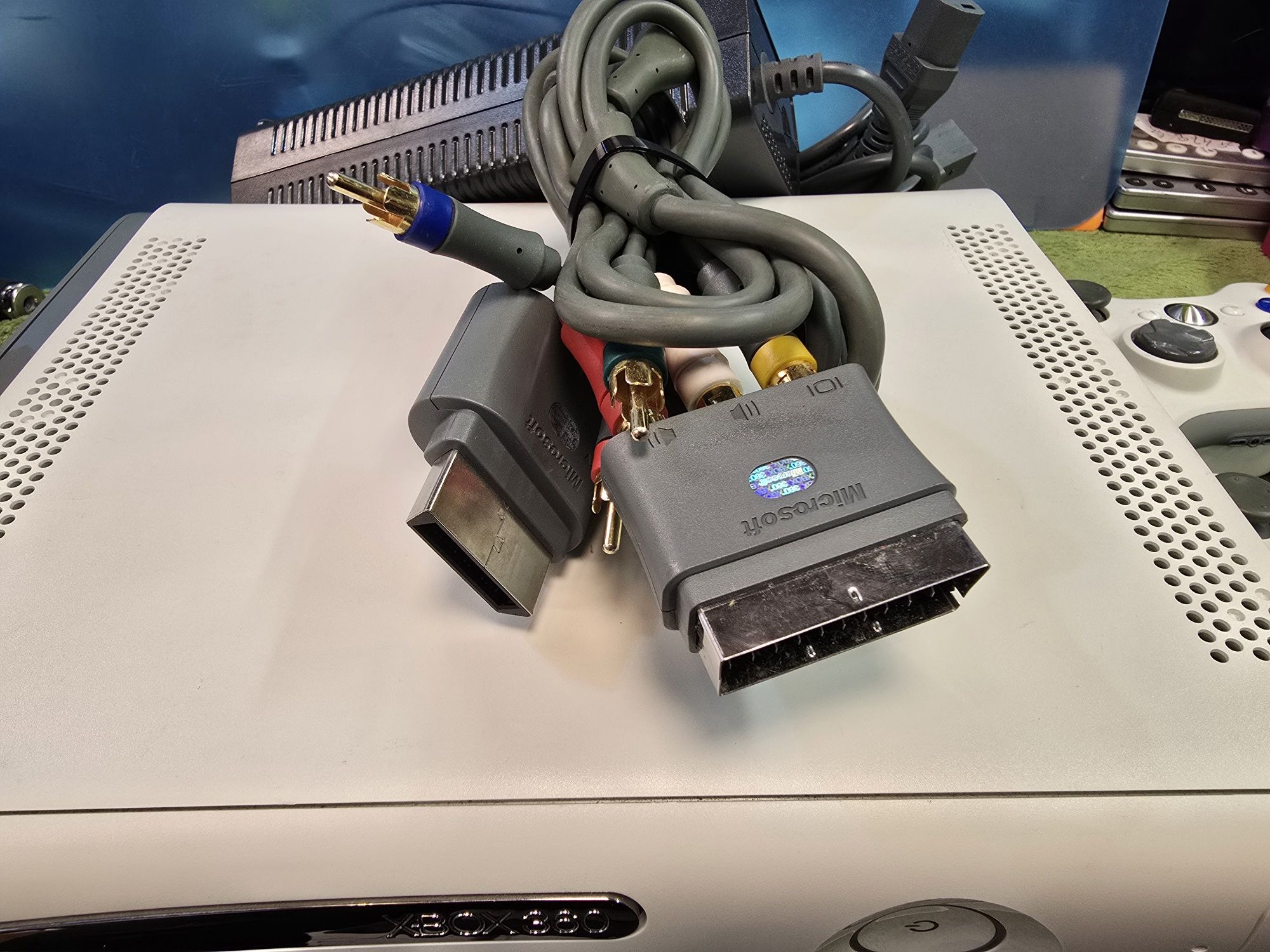 XBOX 360 konsola + 2 pady.