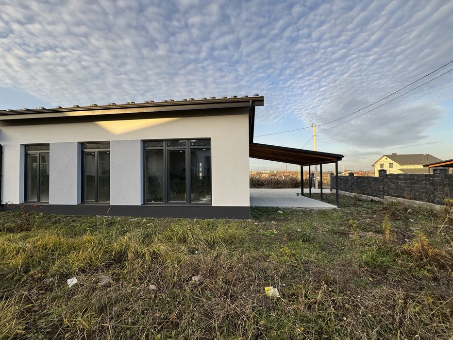 Продам будинок з паркомісцем та внутрішніми роботами+ділянка 3 сот