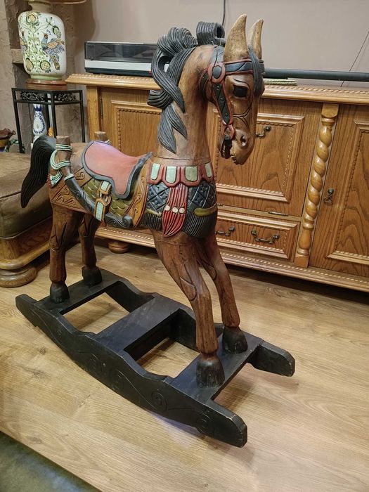 Stary, duży, rzeźbiony koń na biegunach