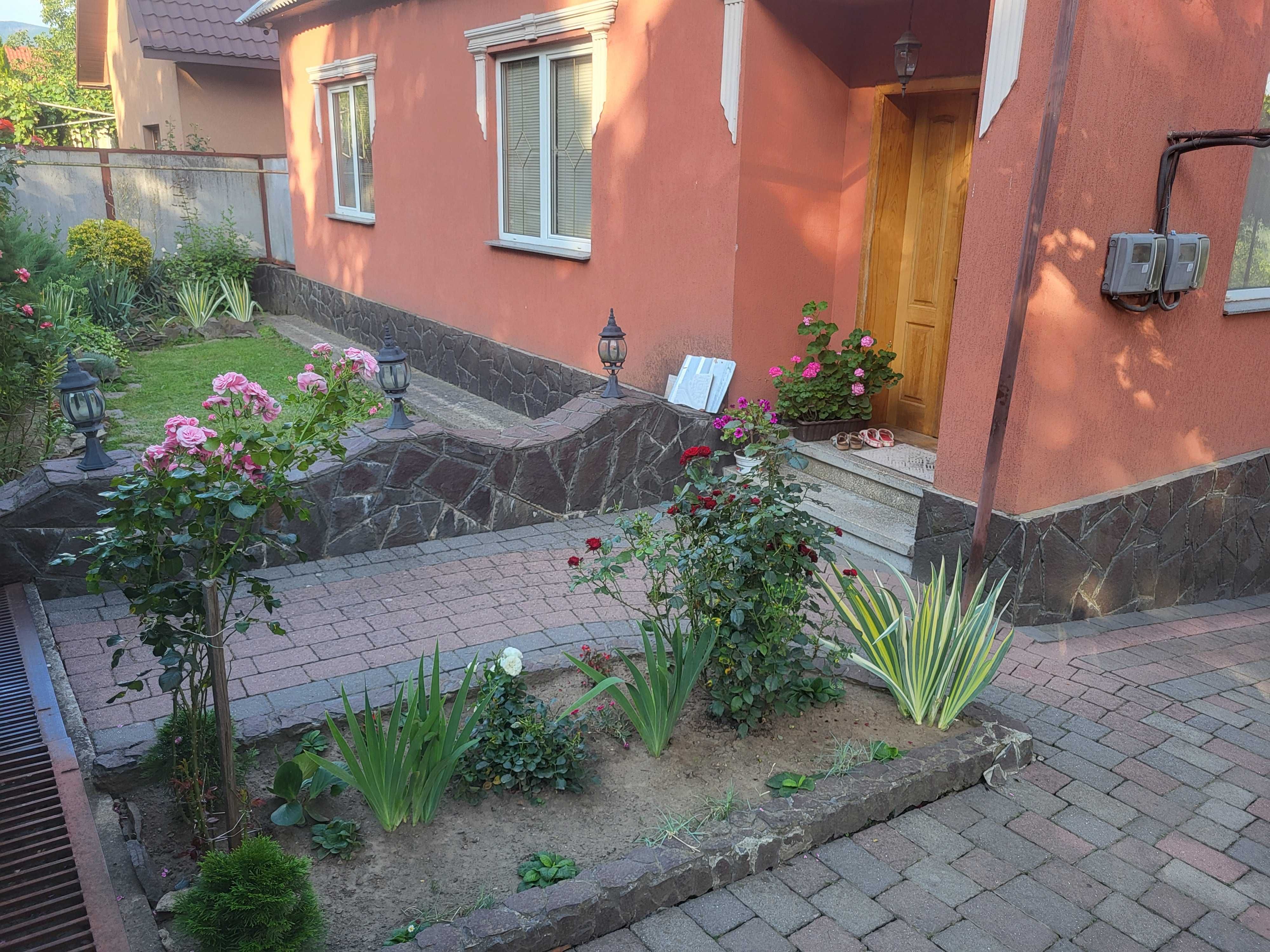 2 будинки в одному дворі і баня з підсобними приміщеннями