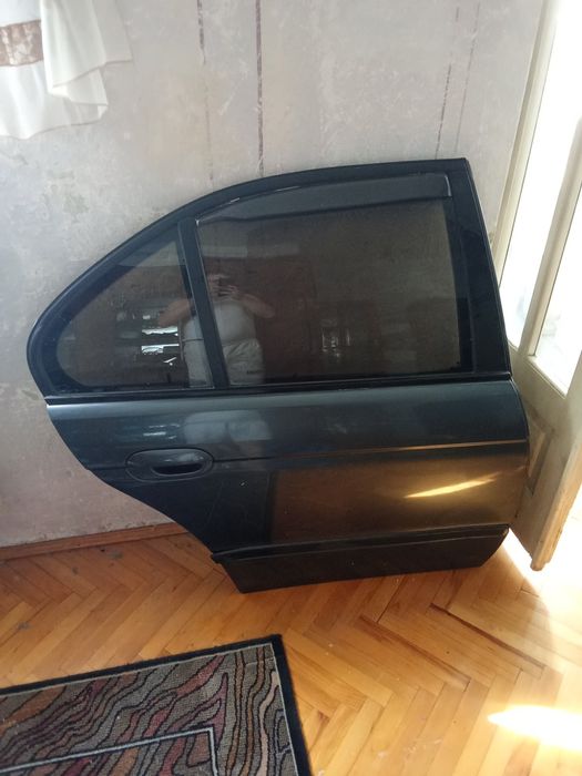 Продам в зборі праву дверку до BMW e39