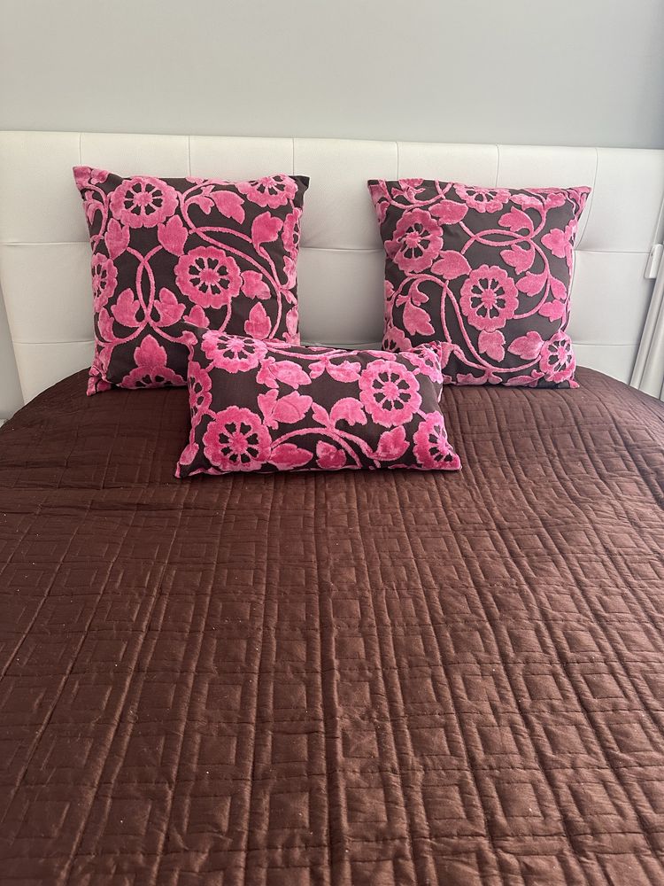 Almofadas quarto, rosa e castanho chocolate, relevos em veludo