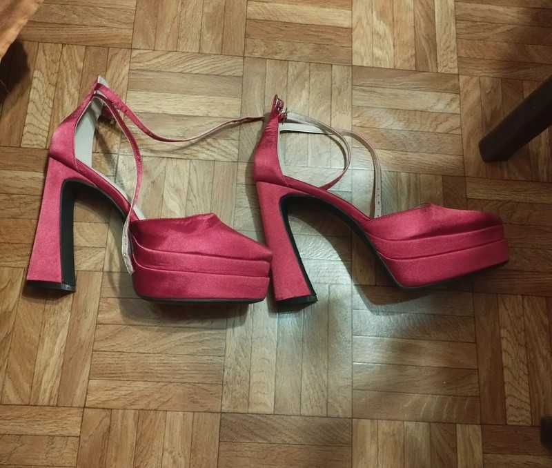 Sapatos novos 37 de salto alto em vermelho