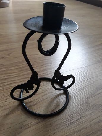 Czarny metalowy świecznik na jedną świecę