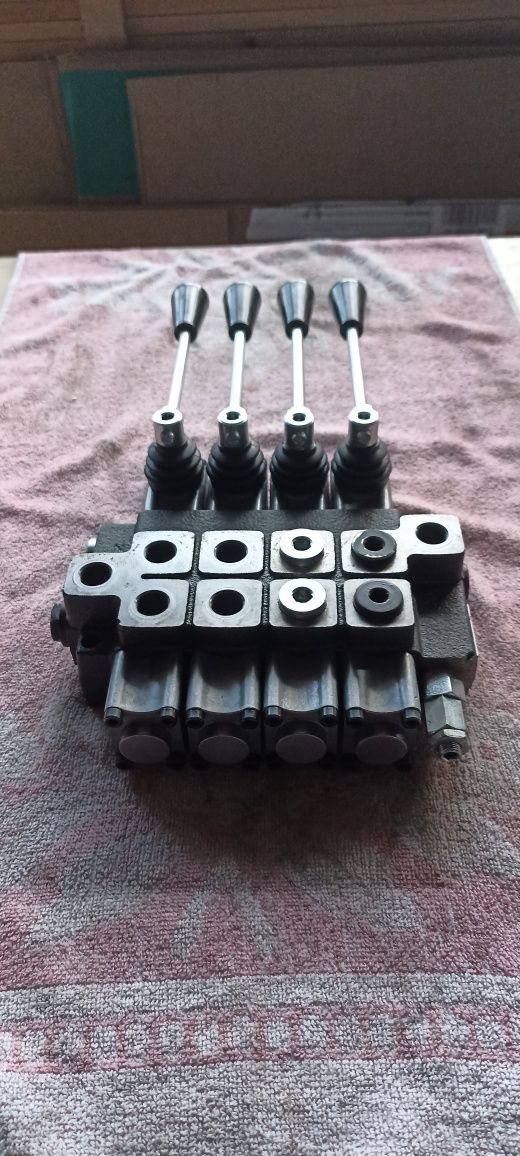 Rozdzielacz hydrauliczny Waryński 40 litrów  4 sekcje - Okazja !