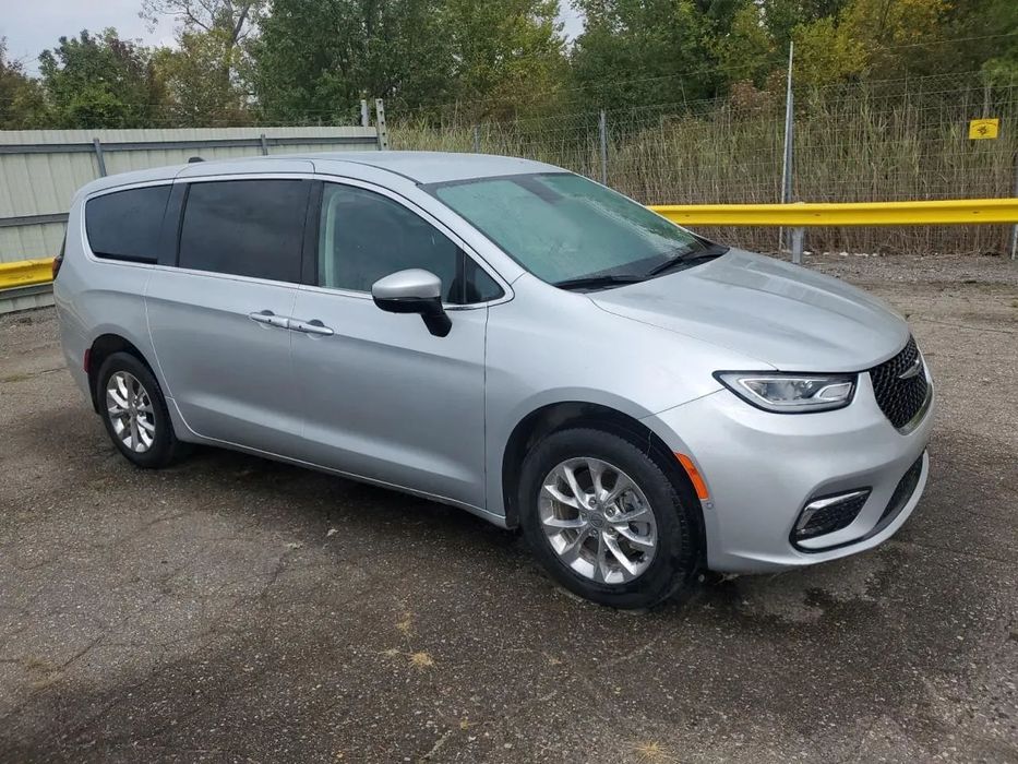 Chrysler Pacifica Autko z 2022 roku w drodze do Polski, dla dużej rodziny