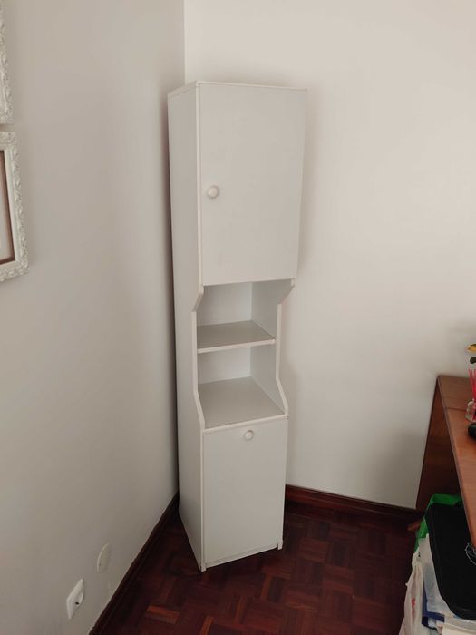 Móvel branco casa de banho com cesto para roupa suja