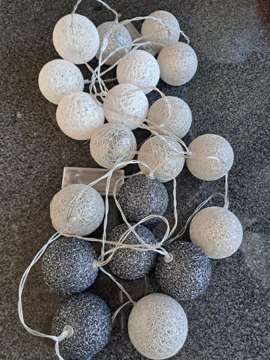 2 zestawy lampek cotton bals bialo srebrne i bialo czarne