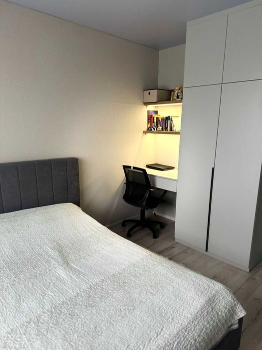 Продаємо 2км з виглядом на Озеро ,Преміум клас, меблі техніку залишаєм