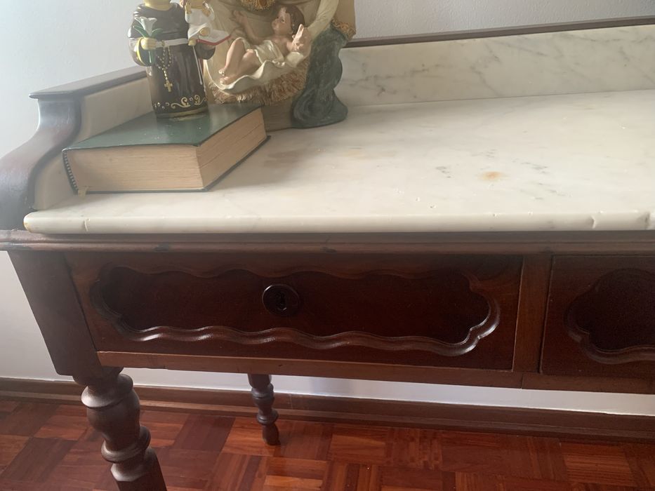 Mesa antiga com espelho