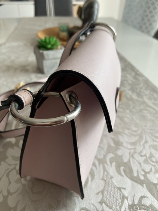 Mala cor lilás claro marca bershka