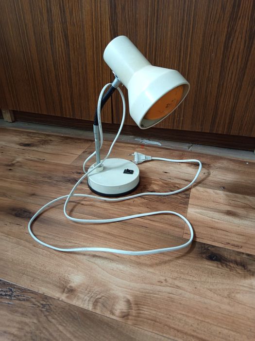 Biała lampka na biurko