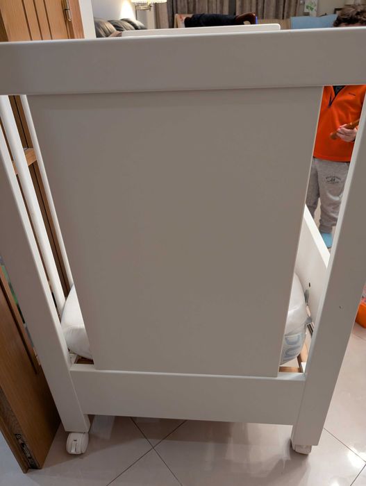 Berço de bebé em madeira