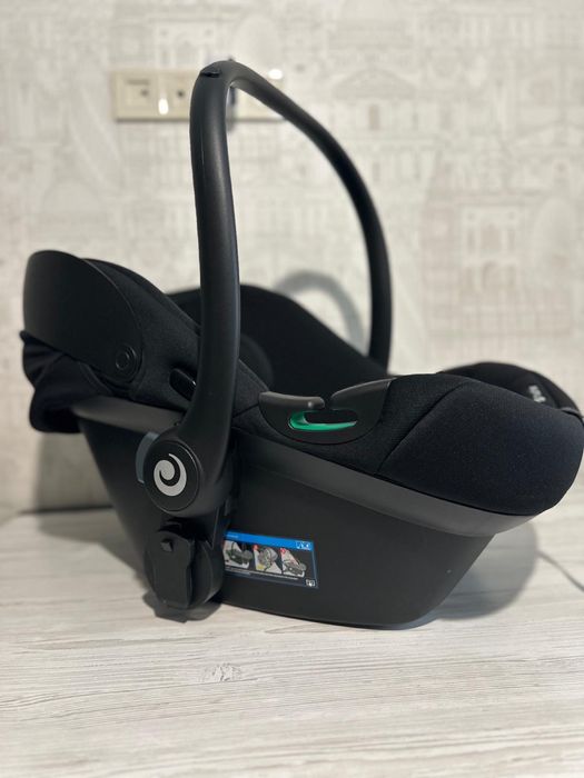 Автолюлька TUTIS Elo Lux i-Size Black, отличное состояние+адаптеры