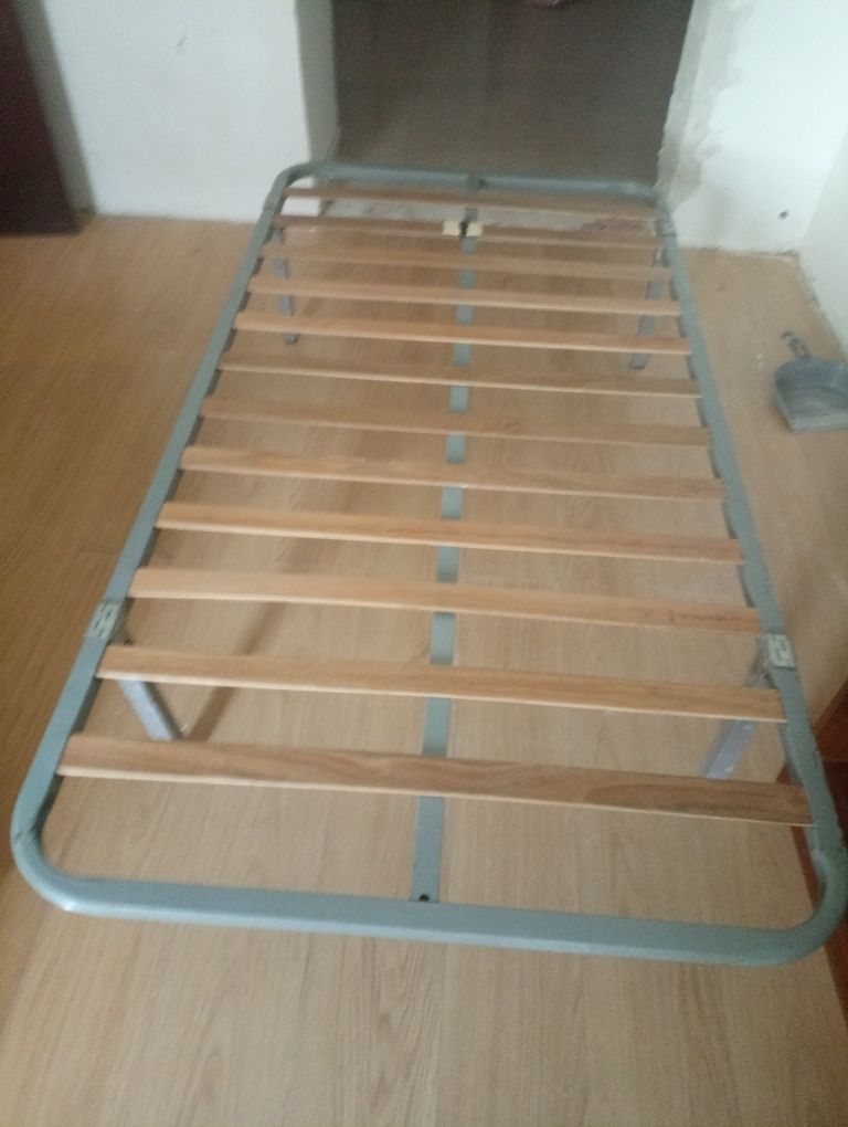 Estrado com pés de Solteiro