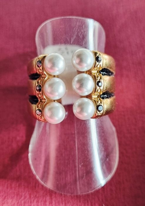 Anel dourado e preto, em aço, com 6 pérolas e 6 pedrinhas pretas. T17