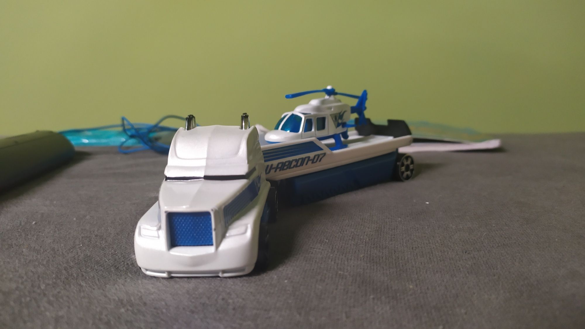 Hotwheels helikopter wraz z ciężarówką jak siku