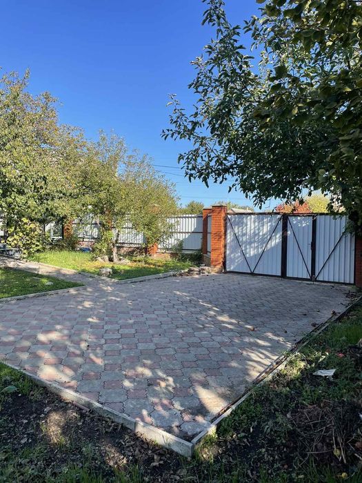 Здається невеликий будинок  на Космосі біля Обласної лікарні