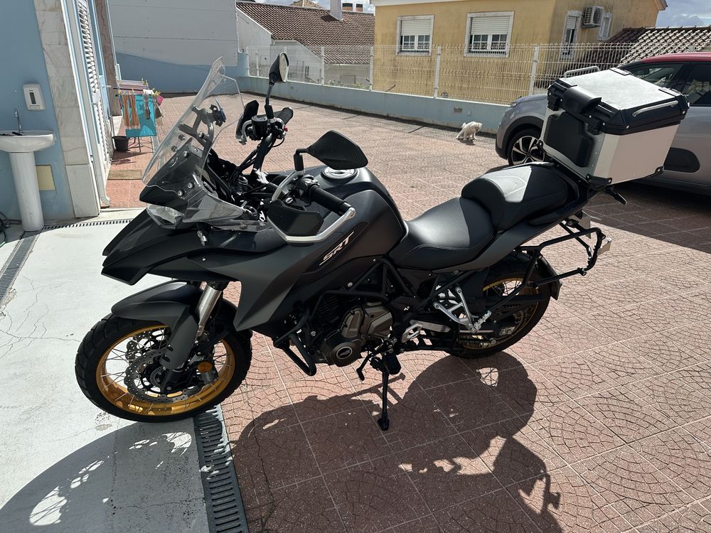 Oportunidade!! Vendo QJ SRT 700 x preta com 1 ano!