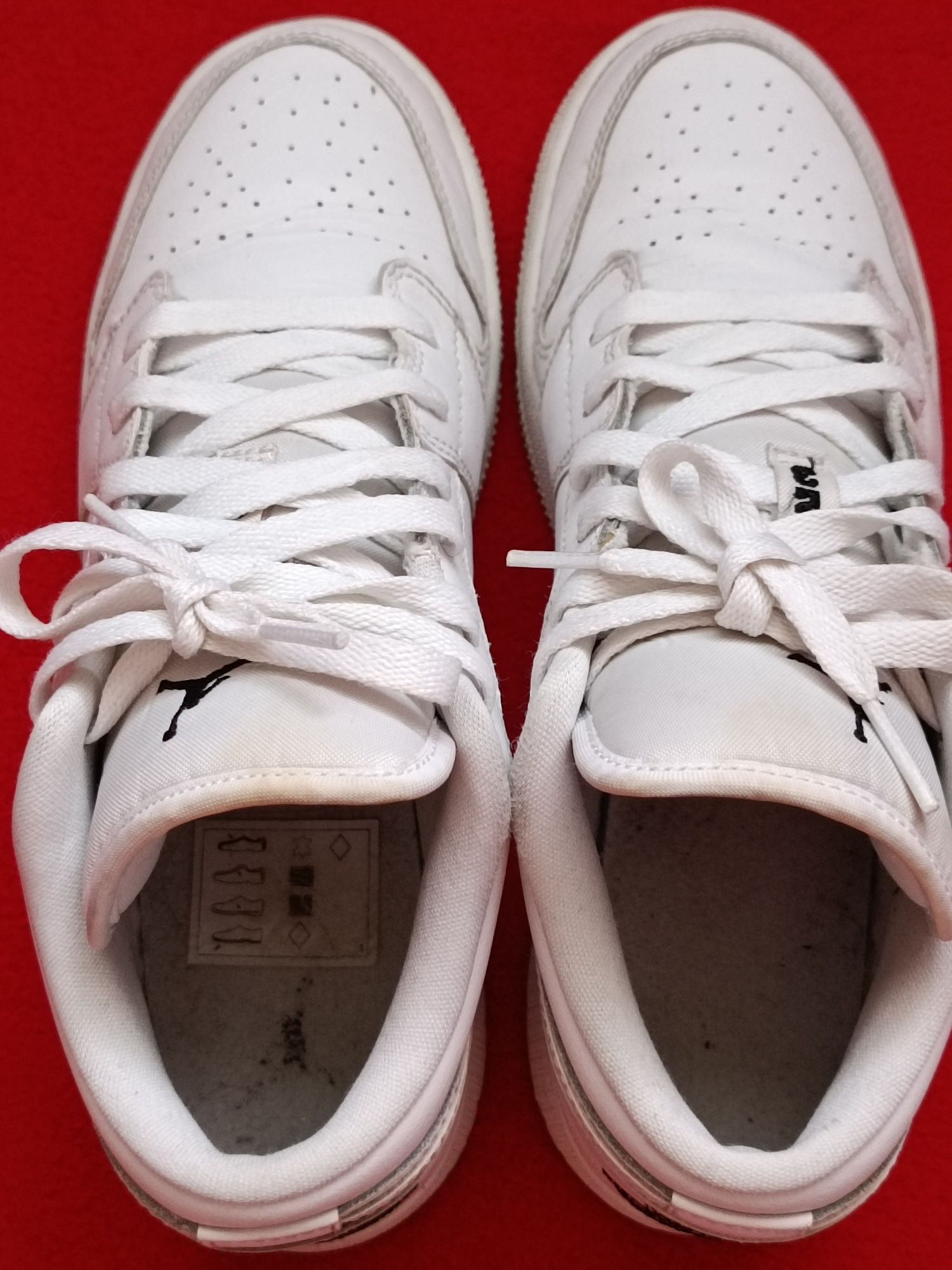 Продам оригинальные женские кроссовки Nike Jordan 1 Low white 39