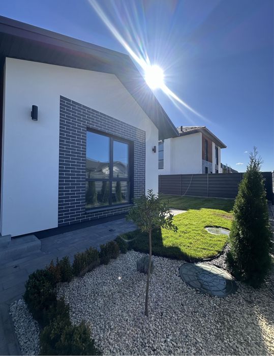 Будинок з ремонтом , меблями і технікою /без %