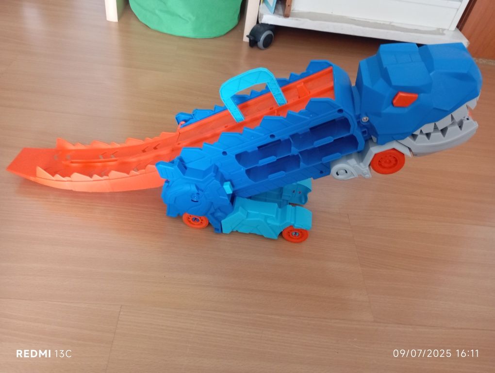 Pista devora carros dinossauro