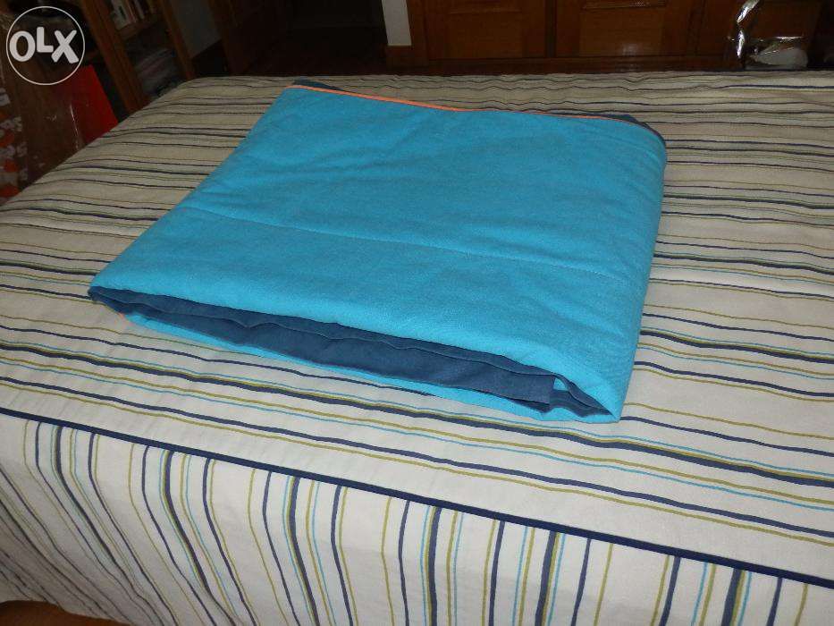 Vendo coberta de cama de rapaz cor azul claro e azul escuro com debrum