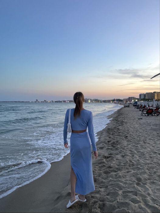 Костюм блакитний юбка з розрізом і топ