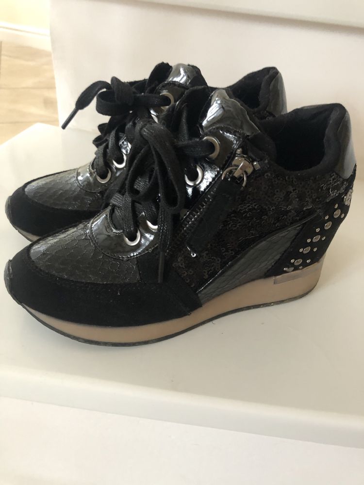 Sneakersy 36 czarne lakierowane na koturnie koturna