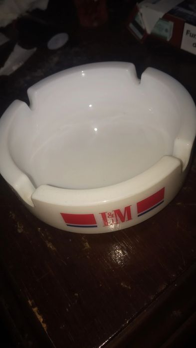 Vendo cinzeiro ( LM)