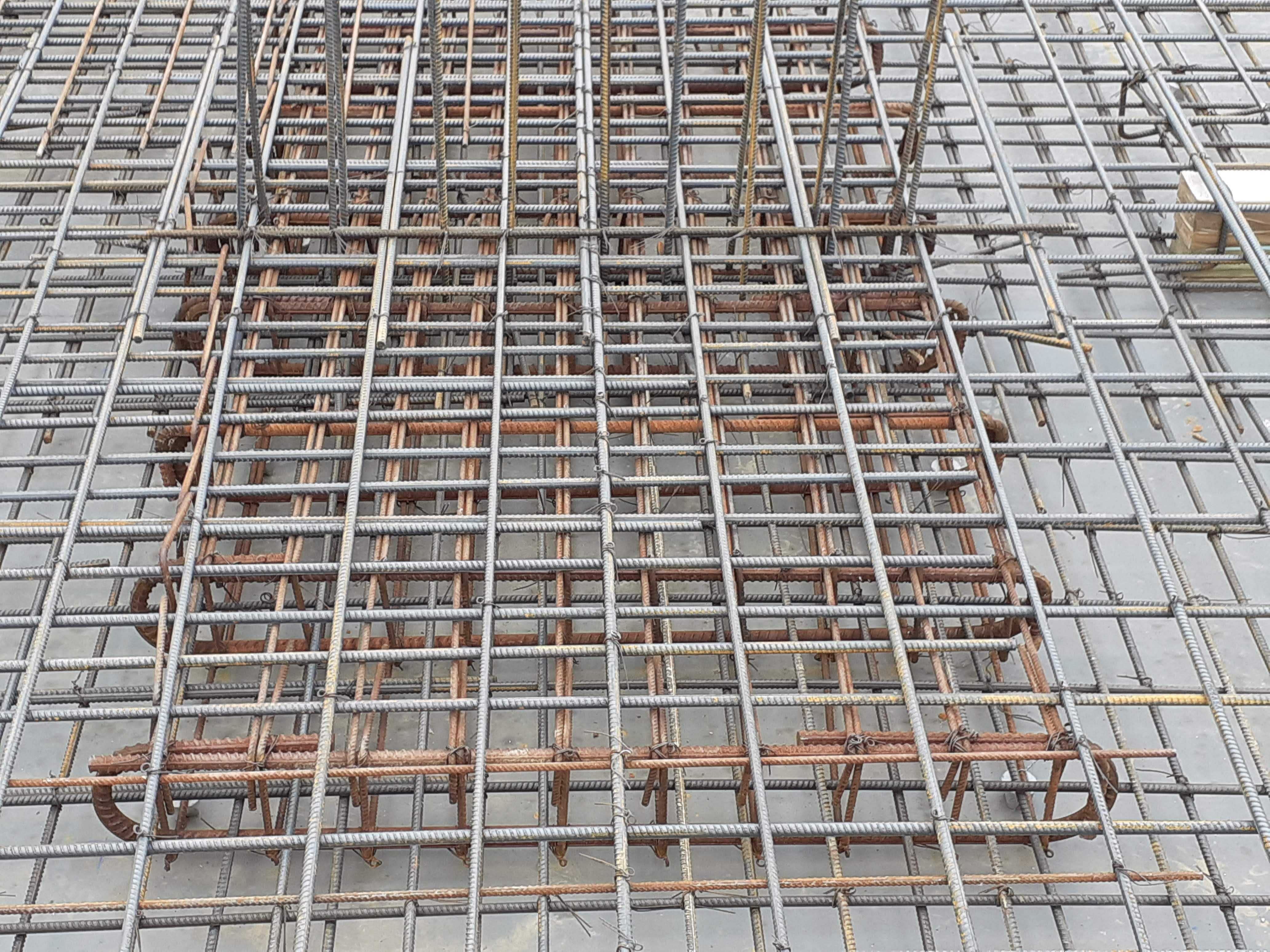 Obras-Equipa de ferro disponível