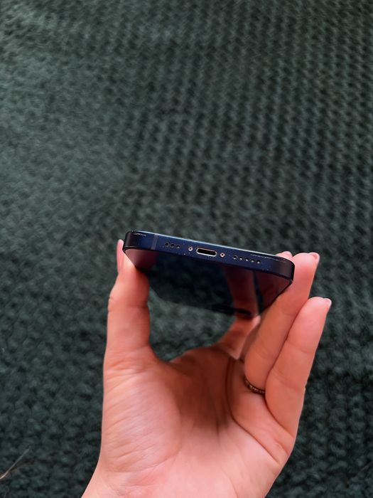 iPhone 12 на 64 ГБ синій