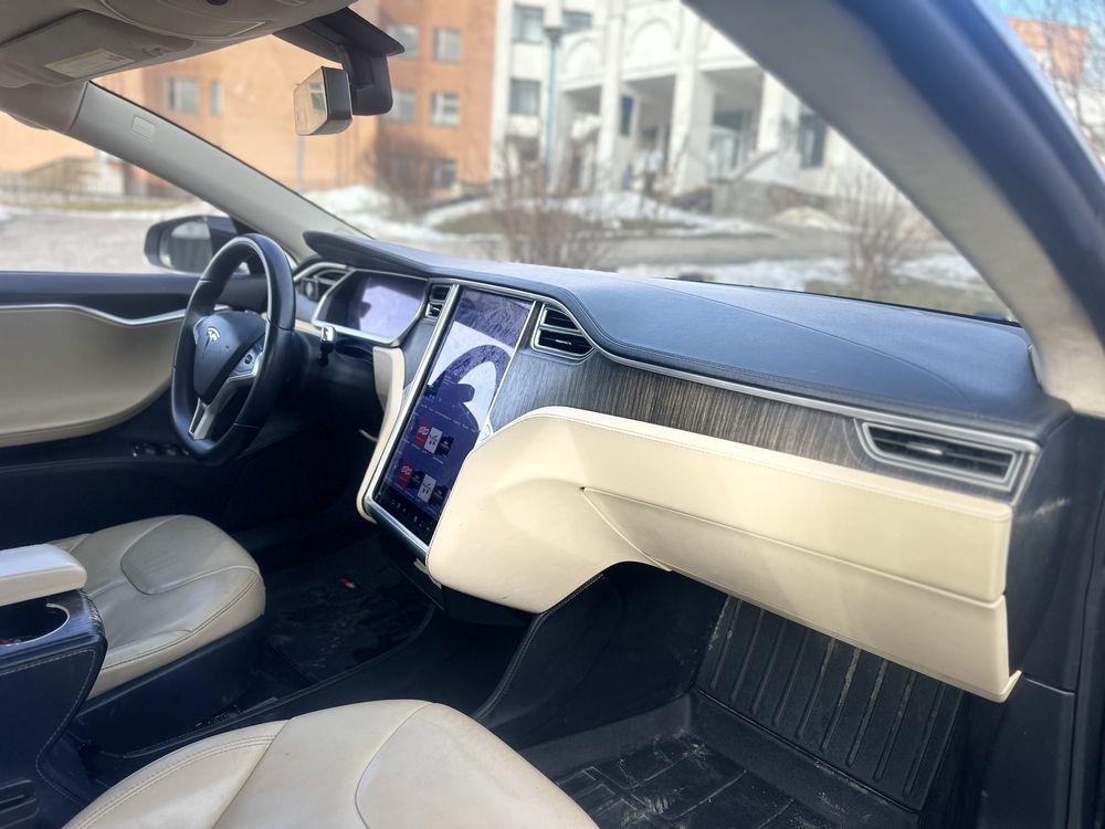 Авто Tesla model S