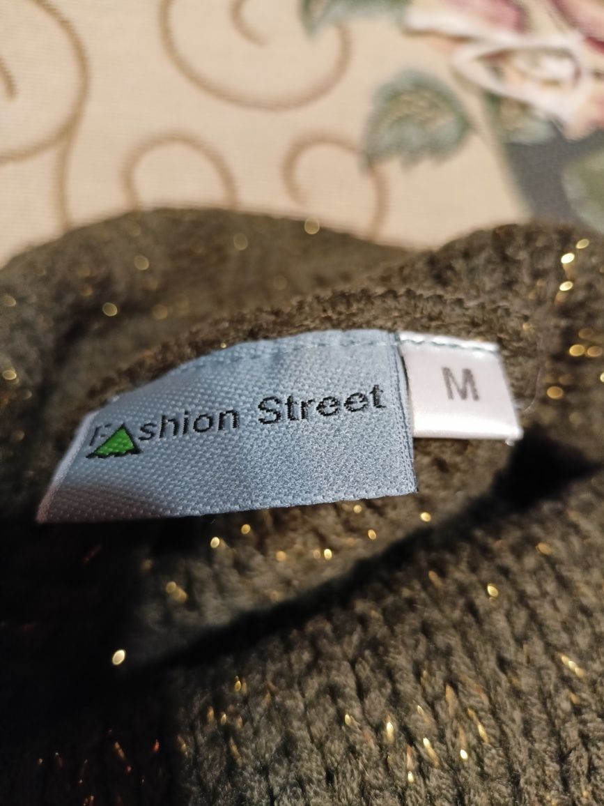 Sweter z dużym golfem ze złotą nitką rozm M. Fashion Street.