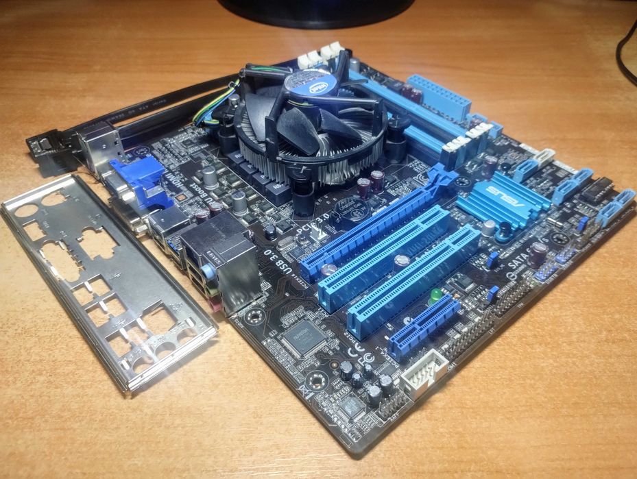 GIGABYTE GA-H81M-S1(сокет 1150) + G3240 3.10GHz + кулер