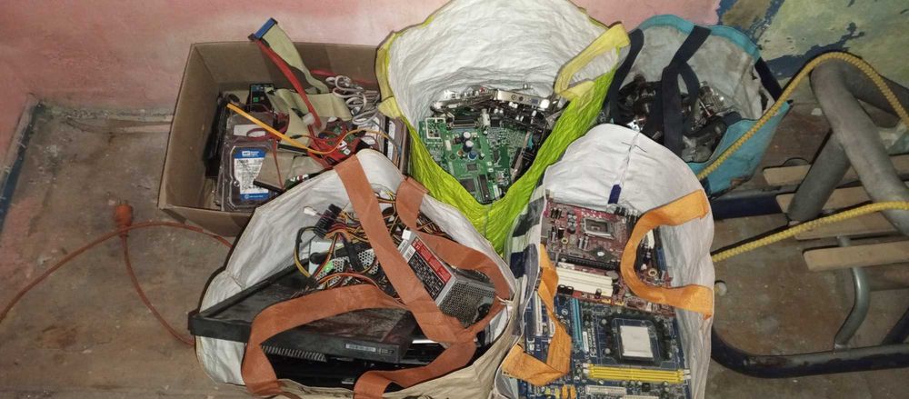 Złom elektroniczny telefony wirniki GPU laptopy zasilacze płytki